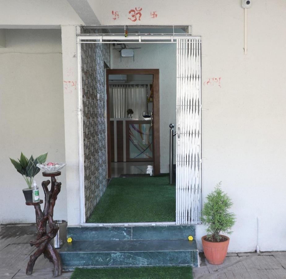 Hotel Satyam Residency ナビムンバイ エクステリア 写真