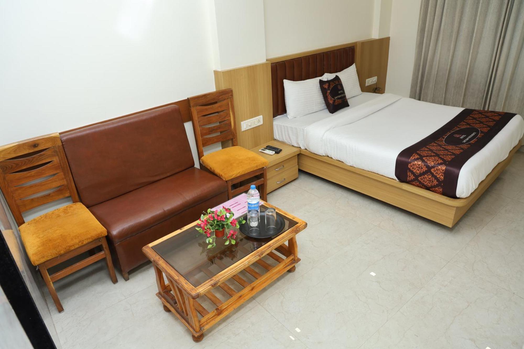 Hotel Satyam Residency ナビムンバイ エクステリア 写真