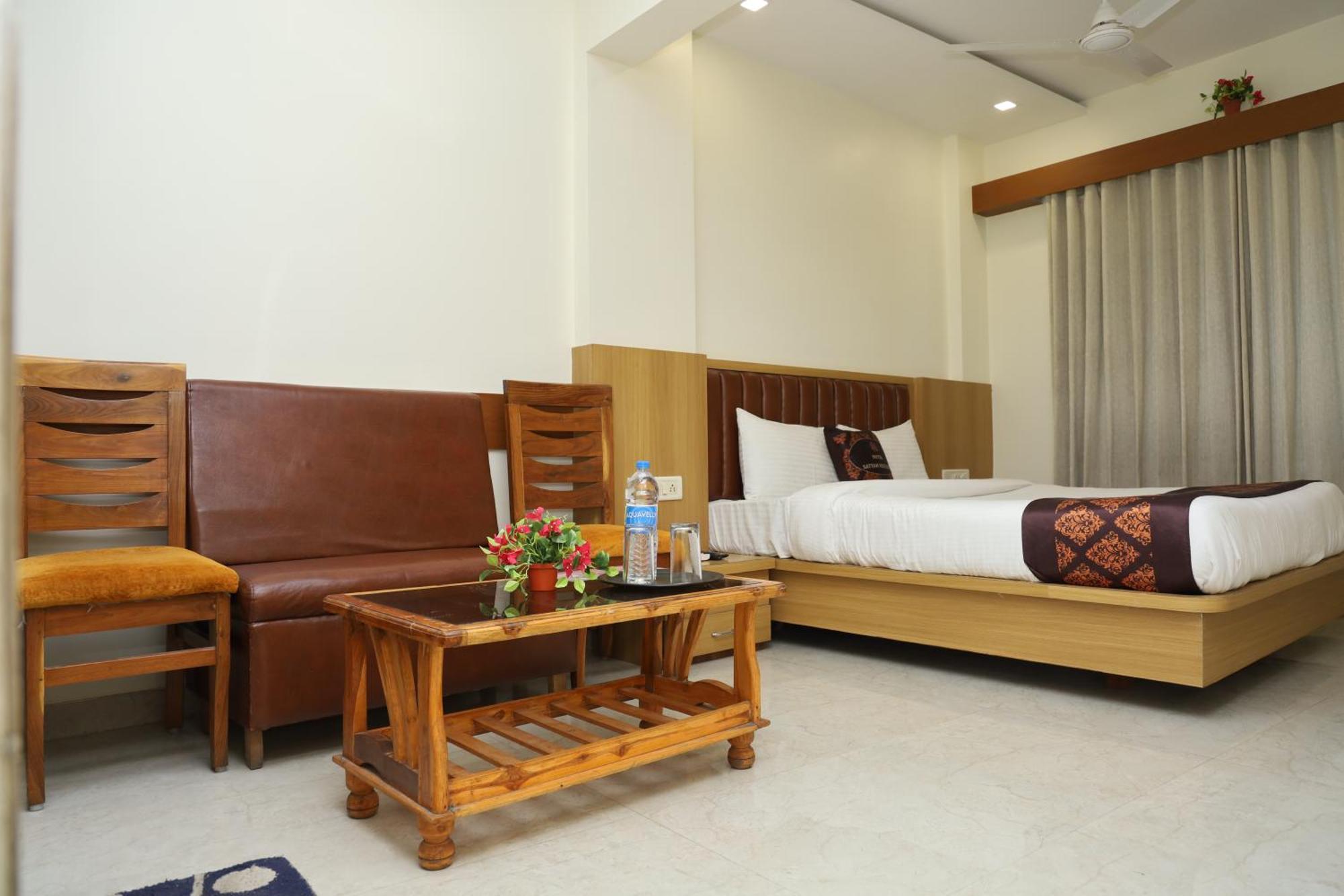 Hotel Satyam Residency ナビムンバイ エクステリア 写真