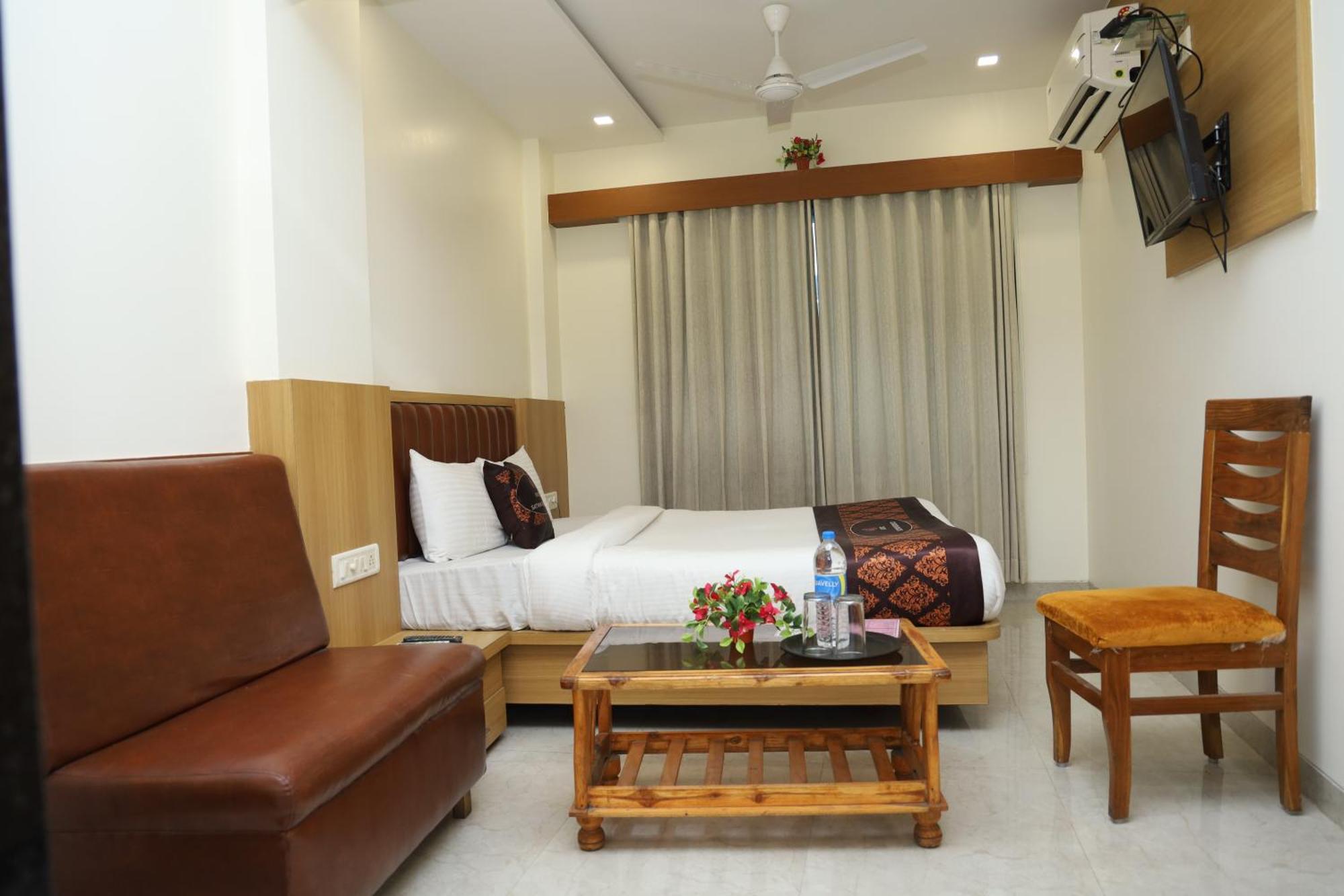 Hotel Satyam Residency ナビムンバイ エクステリア 写真