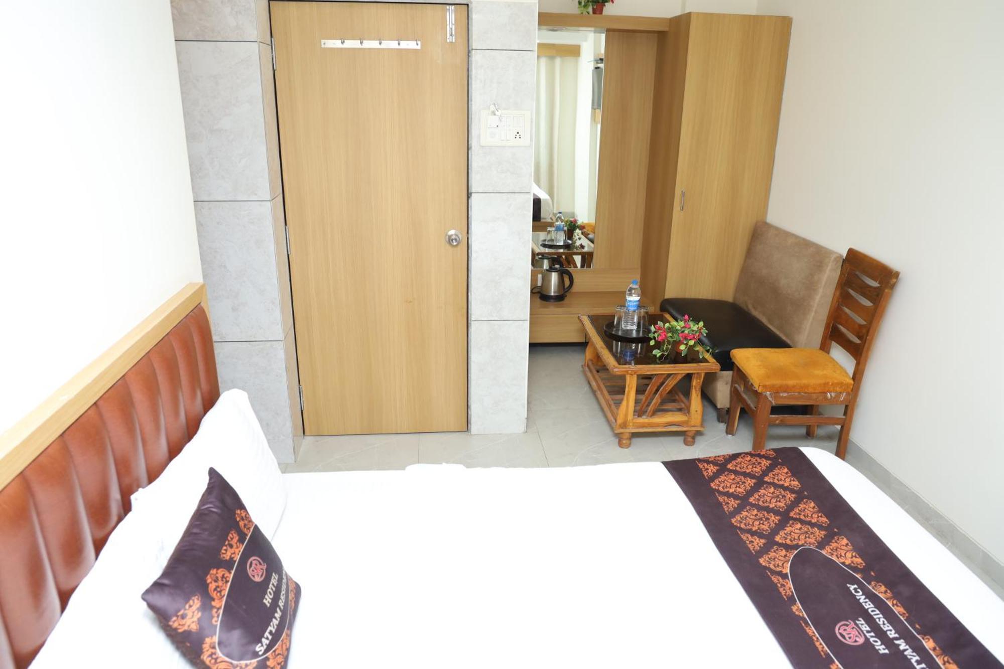 Hotel Satyam Residency ナビムンバイ エクステリア 写真