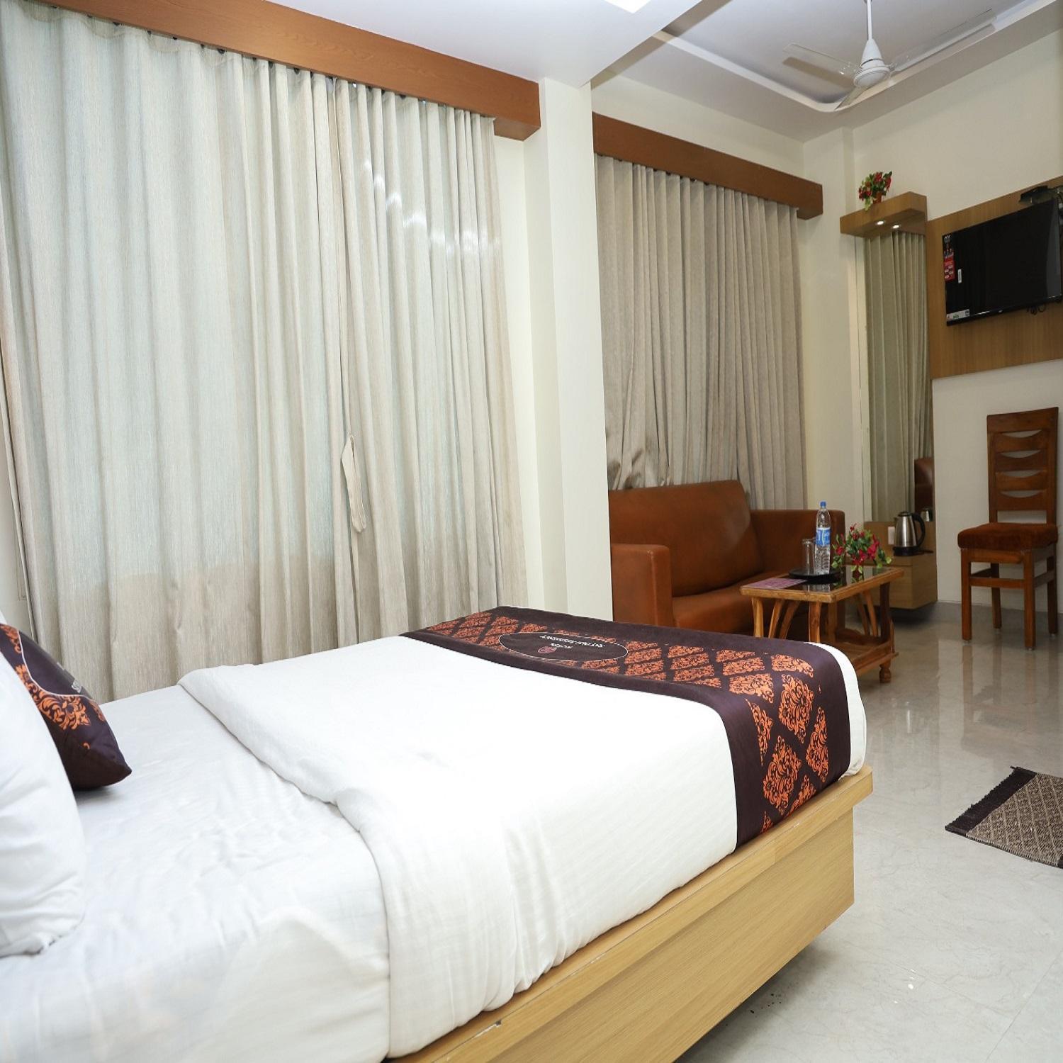 Hotel Satyam Residency ナビムンバイ エクステリア 写真
