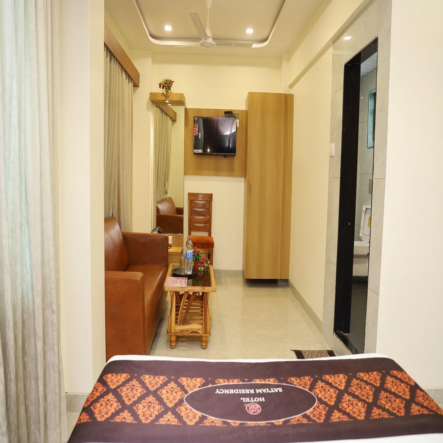 Hotel Satyam Residency ナビムンバイ エクステリア 写真