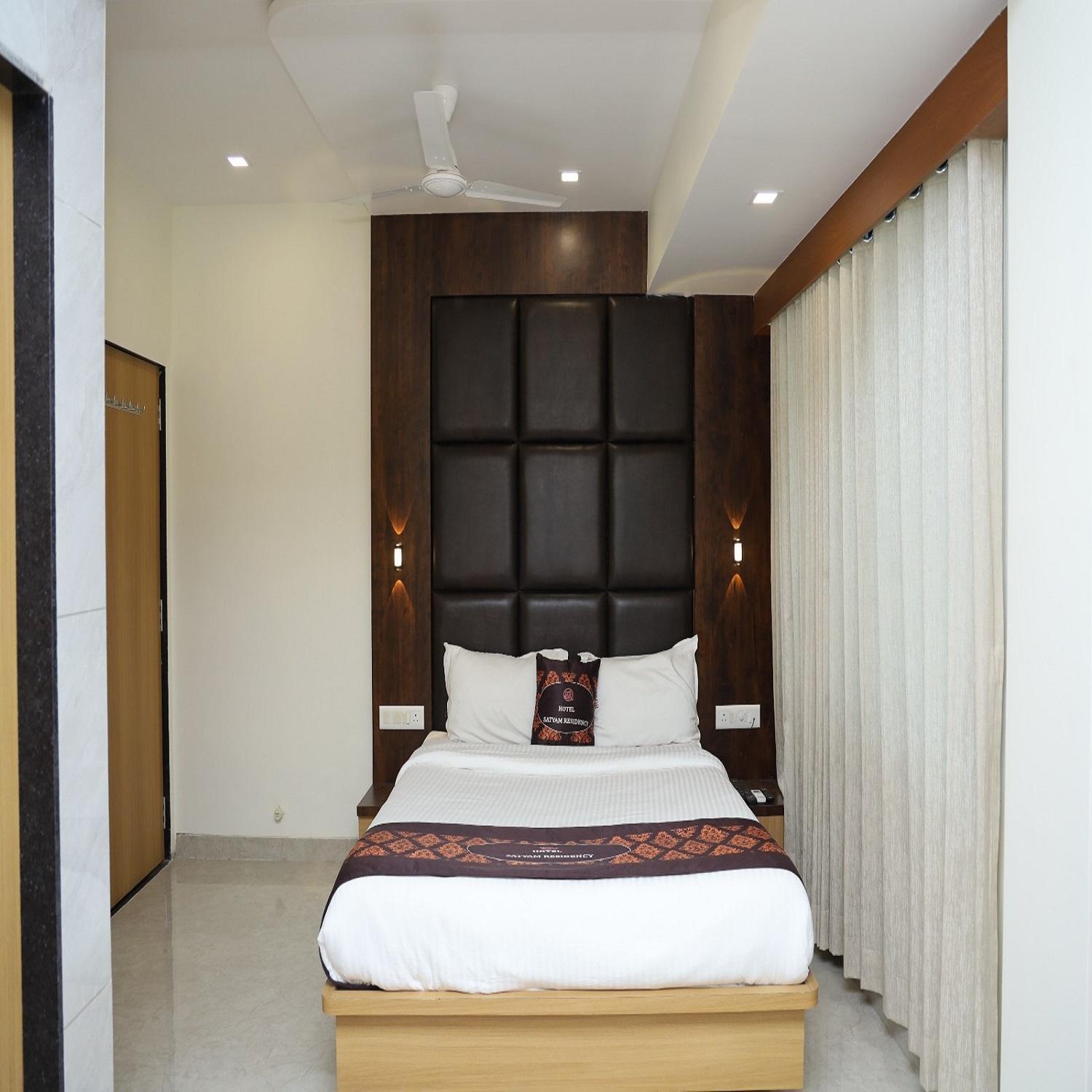 Hotel Satyam Residency ナビムンバイ エクステリア 写真