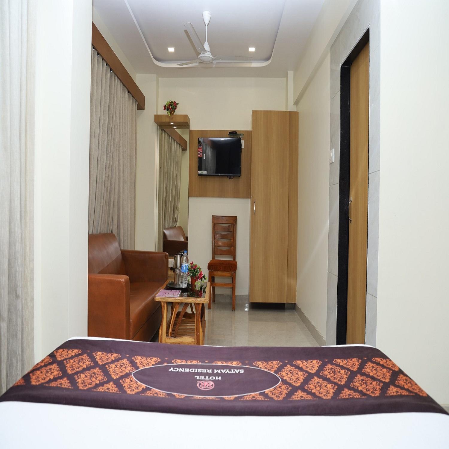 Hotel Satyam Residency ナビムンバイ エクステリア 写真