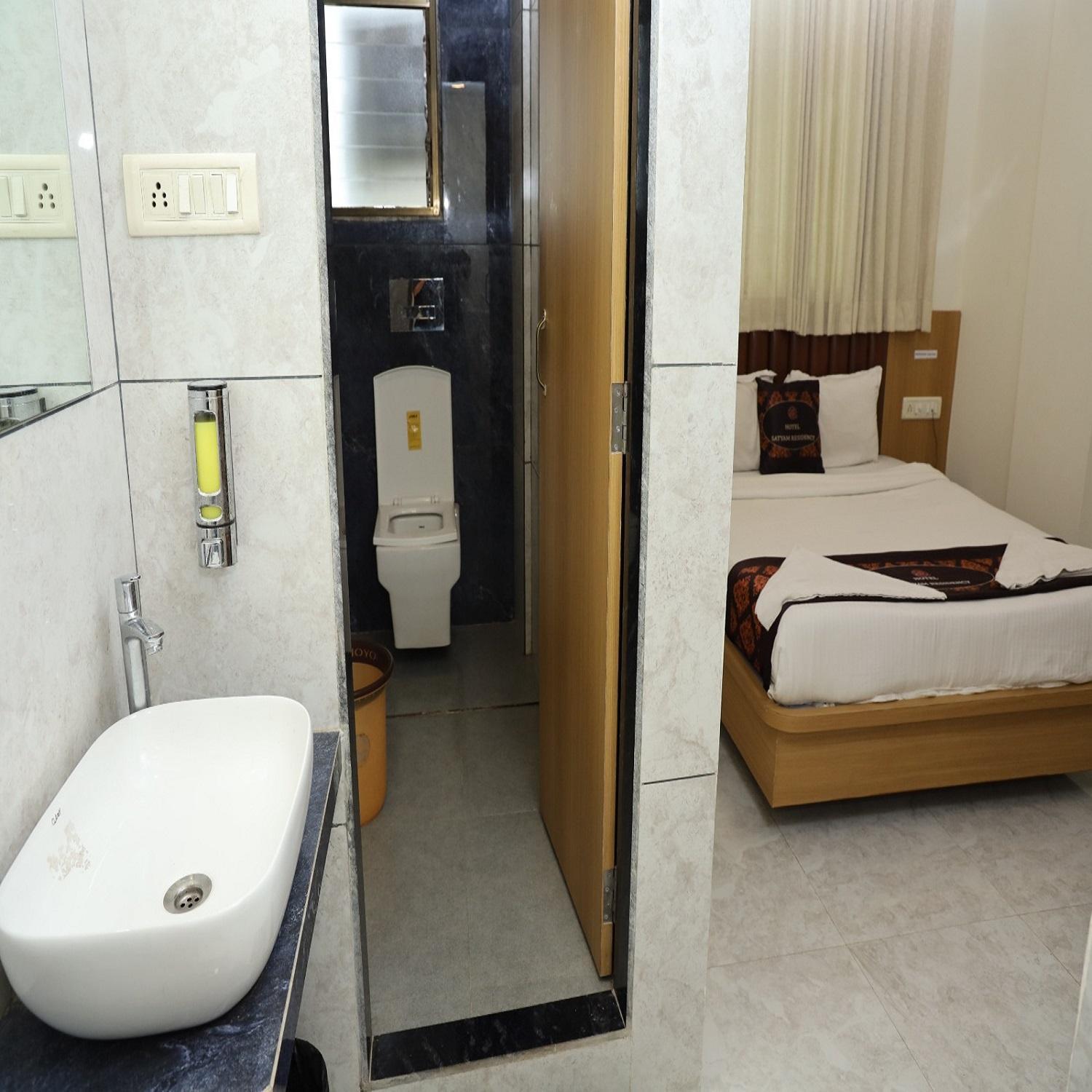 Hotel Satyam Residency ナビムンバイ エクステリア 写真