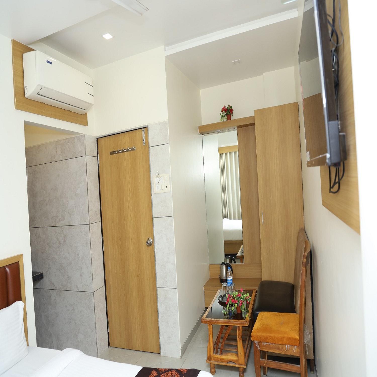Hotel Satyam Residency ナビムンバイ エクステリア 写真